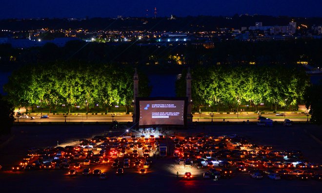 V francoskem Bordeauxu pravkar poteka 10-dnevni drive-in festival, na katerem predvajajo po deset filmov na dan. FOTO: AFP