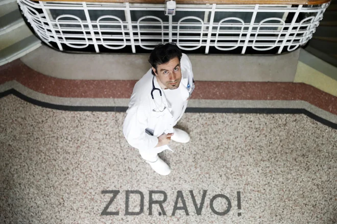 Darko Siuka je že na začetku epidemije pod vtisom številnih vprašanj bolnikov spisal informativno besedilo 10 korakov v boju proti covidu, prav tako je s kolegom Maticem Koželjem pozival k uporabi zaščitnih mask. FOTO: Uroš Hočevar