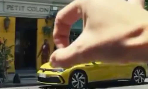 Podjetje Volkswagen je znova v središču pozornosti, tokrat zaradi oglasa za novo izvedbo modela golf. Foto youtube