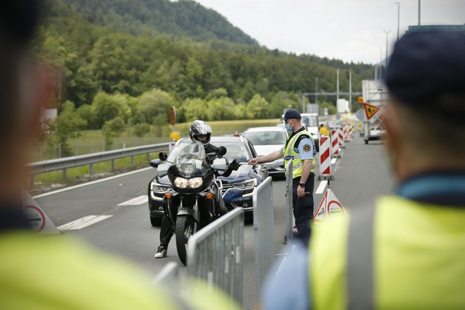 Od danes popoldne bo avstrijsko mejo z Madžarsko, Slovaško in Slovenijo varovala vojska. FOTO: Jure Eržen/Delo