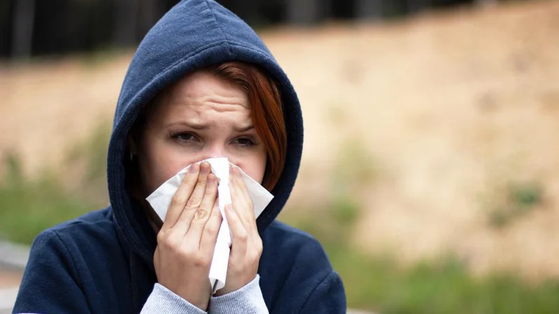 Fotografija: Zato svetujejo uporabo mask tam, kjer je težko ohranjati fizično oddaljenost vsaj dva metra od drugih. FOTO: Shutterstock