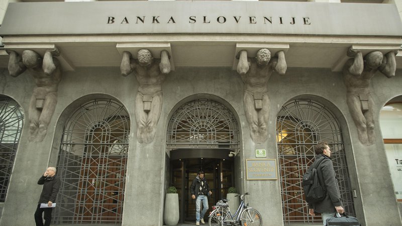 Fotografija: Banka Slovenije je stroga pravila za pridobitev posojil prilagodila krizni realnosti. FOTO: Leon Vidic/Delo