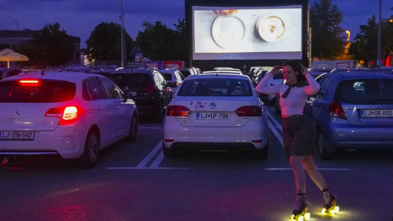 Na parkirišču Centra Vič je sinoči predstave začel predvajati Kino Bežigrad. FOTO: Jože Suhadolnik