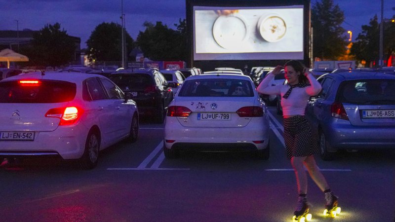 Fotografija: Na parkirišču Centra Vič je sinoči predstave začel predvajati Kino Bežigrad. FOTO: Jože Suhadolnik