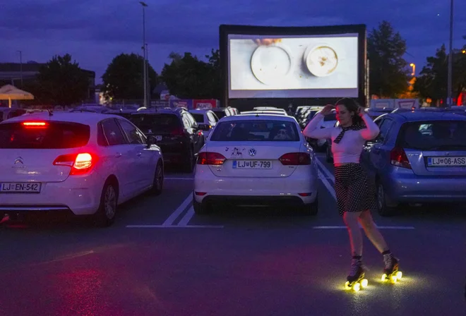 Na parkirišču Centra Vič je sinoči predstave začel predvajati Kino Bežigrad. FOTO: Jože Suhadolnik