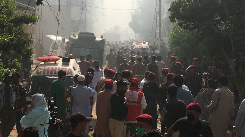 Fotografija: Reševalna operacija poteka. FOTO: Akhtar Sumro/Reuters
