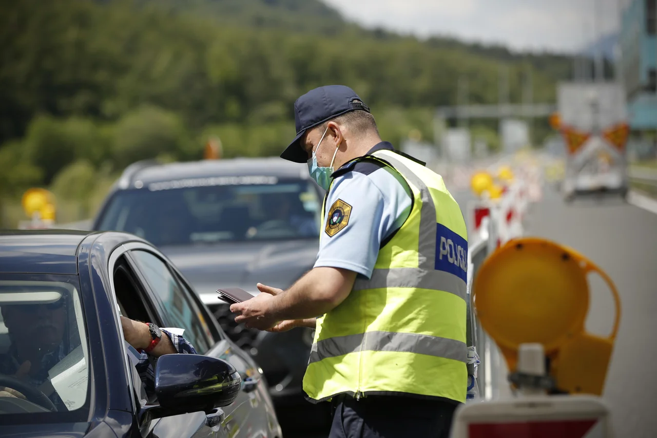 Fotografija: Ljudje z obeh strani severne meje si želijo, da bi Slovenija in Avstrija dosegli dvostranski sporazum o prehajanju meje. FOTO: Jure Eržen/Delo