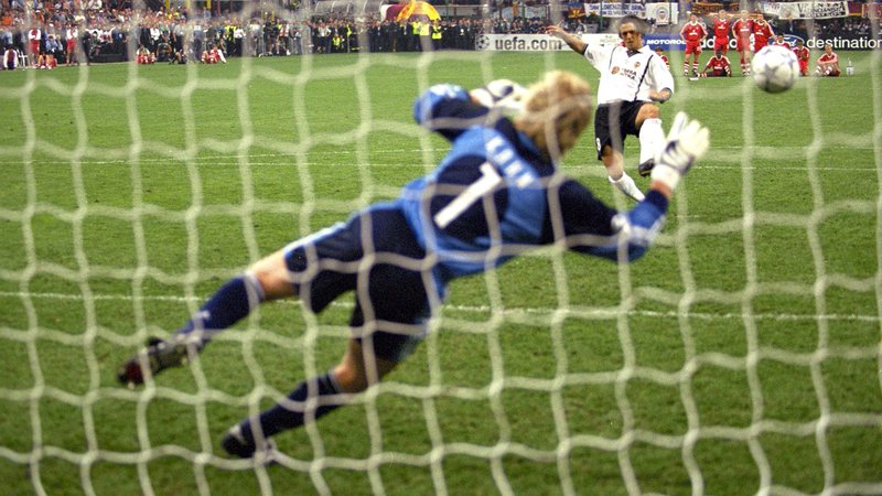 Fotografija: Bayernov junak milanskega finalnega dvoboja lige prvakov leta 2001 je bil vratar Oliver Kahn, osmoljenec pa Zlatko Zahović. Kahn mu je ubranil strel z bele točke. FOTO: Reuters