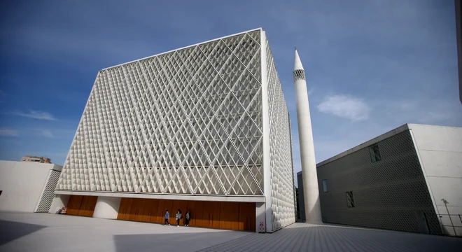 Poseben obred je bajramska molitev, toda letos so se v slovenski islamski skupnosti odločili, da te molitve zaradi splošne prepovedi zbiranja na javnih krajih ne bo. FOTO: Jože Suhadolnik