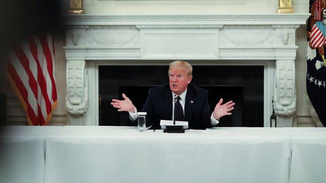 Ameriški predsednik Donald Trump je že večkrat ponovil, da vsak dan jemlje hidroksiklorokin. Stroka pravi, da je to neodgovorno. FOTO: Leah Millis/Reuters