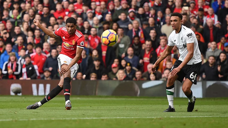 Fotografija: Tako sta se še 10. marca v velikem derbiju pomerila Manchester United in Liverpool, nato pa je udaril koronavirus ... FOTO AFP