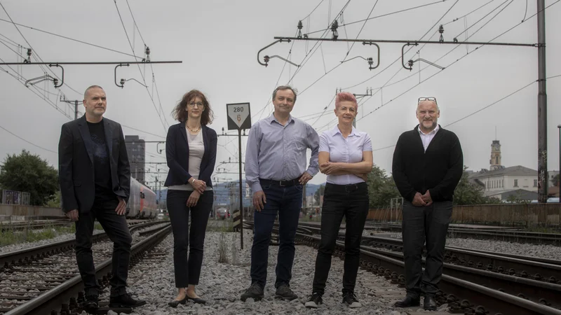 Fotografija: Finalisti Delove nagrade Kresnik: Sebastijan Pregelj, Veronika Simoniti, Branko Cestnik, Suzana Tratnik in Jiri Kočica. Foto Voranc Vogel