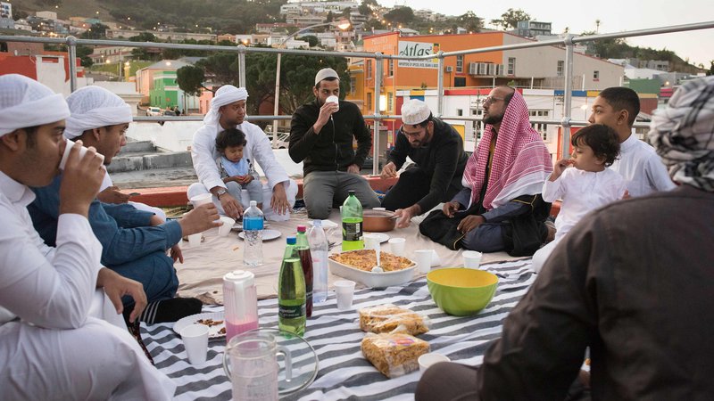 Fotografija: Muslimani med ramazanom niso prikrajšani za kulinarične užitke. FOTO: AFP