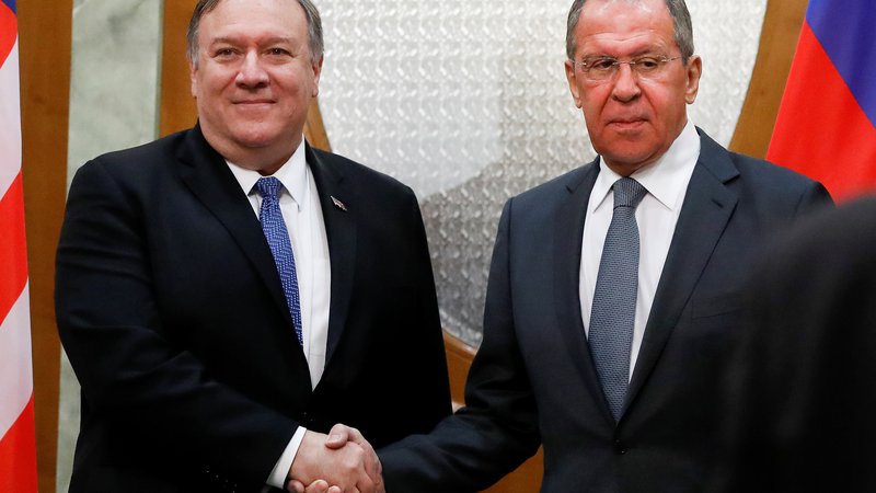 Fotografija: Gostitelja Sergeja Lavrova (desno) je zanimalo pojasnilo Mika Pompea, kako se nameravajo Američani izvleči iz krize, ki so jo sami ustvarili z enostranskimi odločitvami. FOTO: Reuters