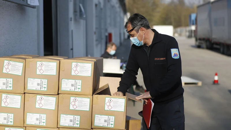 Fotografija: Prevzemanje zaščitne opremev državnem logističnem centru v Rojah. FOTO: Leon Vidic/Delo