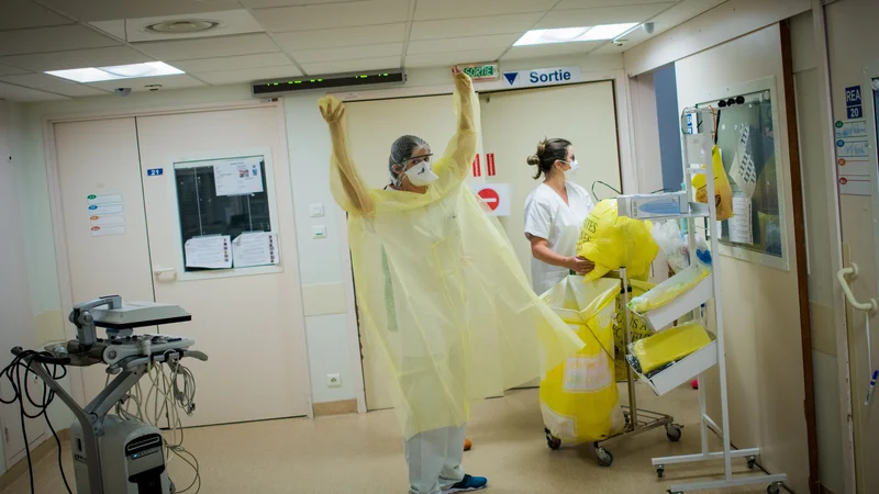 Fotografija: V Sloveniji ni bilo potrejnih novih okužb in smrti, nekja ljudi je še vendo na intenzivni negi. FOTO: Loic Venance/Afp