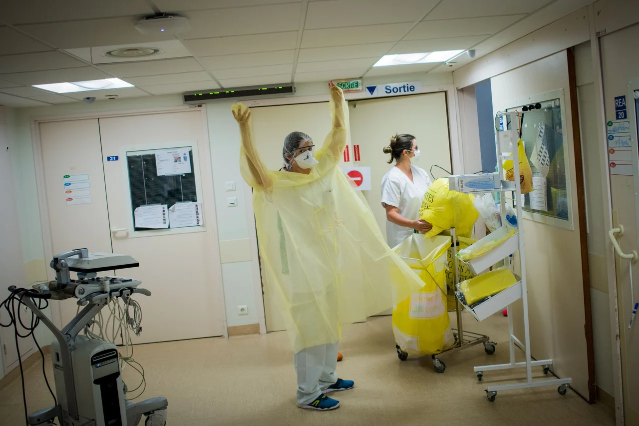 Fotografija: V Sloveniji ni bilo potrejnih novih okužb in smrti, nekja ljudi je še vendo na intenzivni negi. FOTO: Loic Venance/Afp