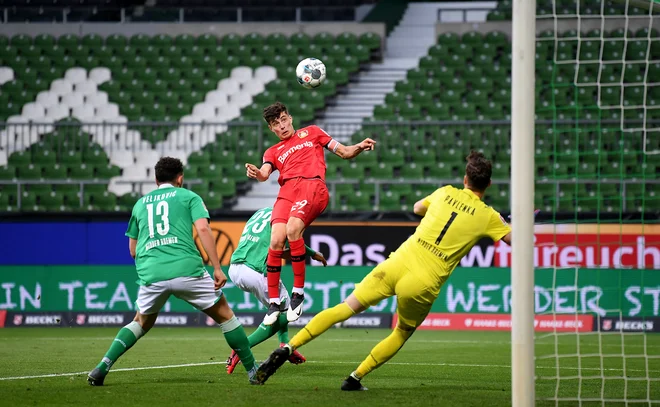 Kai Havertz je ta trenutek najbolj vroč nemški nogometaš. Komaj 20-letni napadalni zvezni igralec Bayerja je blestel tudi v derbiju v Mönchengladbachu, kjer je pri zmagi Bayerja zabil dva gola. Skupaj je že pri desetih v tej sezoni. FOTO: AFP