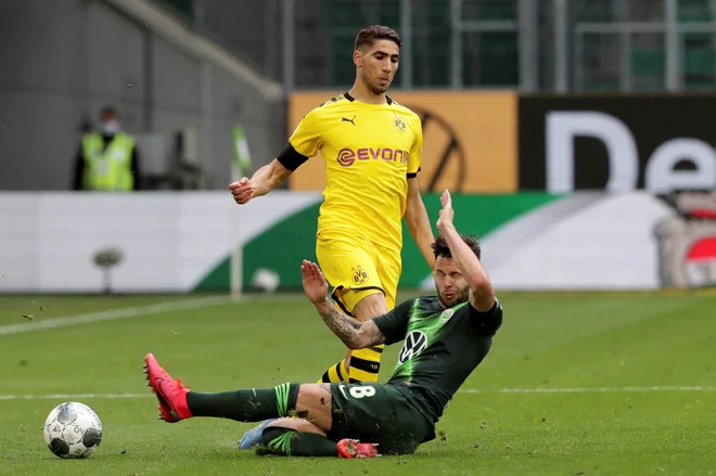 Achraf Hakimi je potrdil zmago dortmundske Borussie na težkem gostovanju v Wolfsburgu. FOTO: Reuters