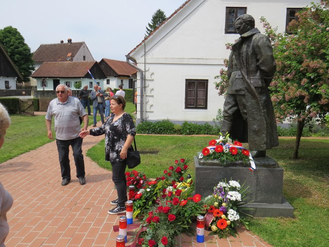 Obiskovalci so se radi fotografirali pred spomenikom Josipa Broza Tita. FOTO: Bojan Rajšek/Delo
