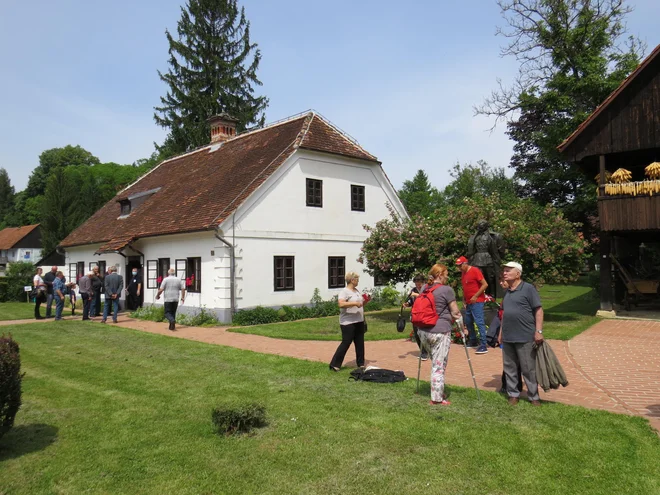 Pred Titovo rojstno hišo v Kumrovcu gneče ni bilo. FOTO: Bojan Rajšek/Delo