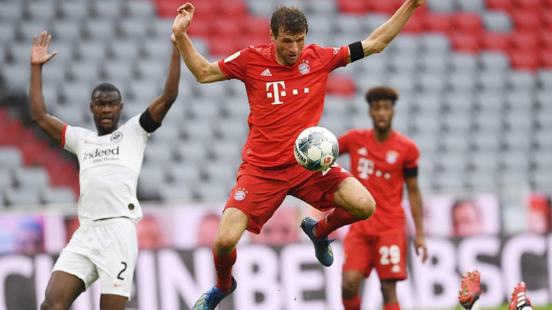 Fotografija: Bayern je v trening ritmu opravil z gosti iz Frankfurta: ko je bil za trenutek v težavah, je stisnil na plin, takoj zabil dva gola in znova ušel dortmundski Borussii na lestvici. Thomas Müller je dosegel drugi gol za Bavarce. FOTO: AFP