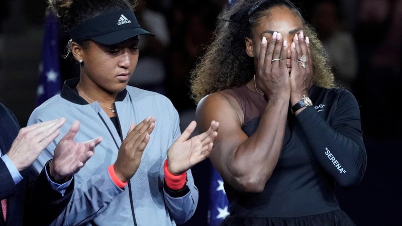 Fotografija: Tako kot med finalom so bili tudi prizori po njem nevsakdanji. Nekaj časa je točila solze Naomi Osaka, nekaj časa Serena Williams. FOTO: Robert Deutsch/Usa Today Sports