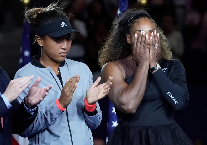 Tako kot med finalom so bili tudi prizori po njem nevsakdanji. Nekaj časa je točila solze Naomi Osaka, nekaj časa Serena Williams. FOTO: Robert Deutsch/Usa Today Sports