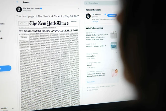 Ženska iz Kalifornije na računalniku bere današnjo naslovnico New York Timesa.&nbsp;Foto Agustin Paullier Afp