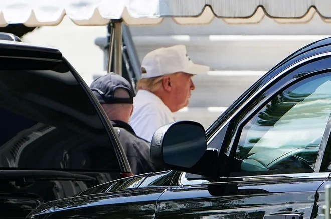 Donald Trump med sobotnim vračanjem s svojega igrišča za golf v Virginiji. Foto Mandel Ngan Afp