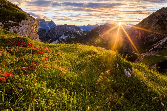 Našim letom, zdravju, telesnim in psi­hič­nim sposobnostim primerni planin­ski izleti imajo pozitiven fiziološki, psi­ho­loški, sociološki in ne nazadnje fi­lo­z­ofski učinek. FOTO: Shutterstock
