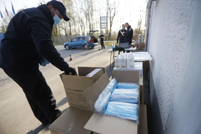 Po informacijah Nacionalnega inštituta za javno zdravje (NIJZ) se epidemiološka situacija glede novega koronavirusa v Sloveniji umirja. FOTO: Leon Vidic