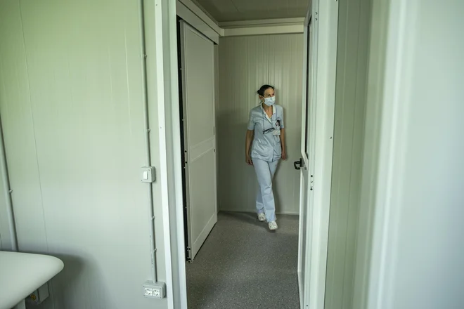 Predstavitev novih začasnih prostorov COVID ambulant na kliniki za infekcijske bolezni. FOTO: Voranc Vogel