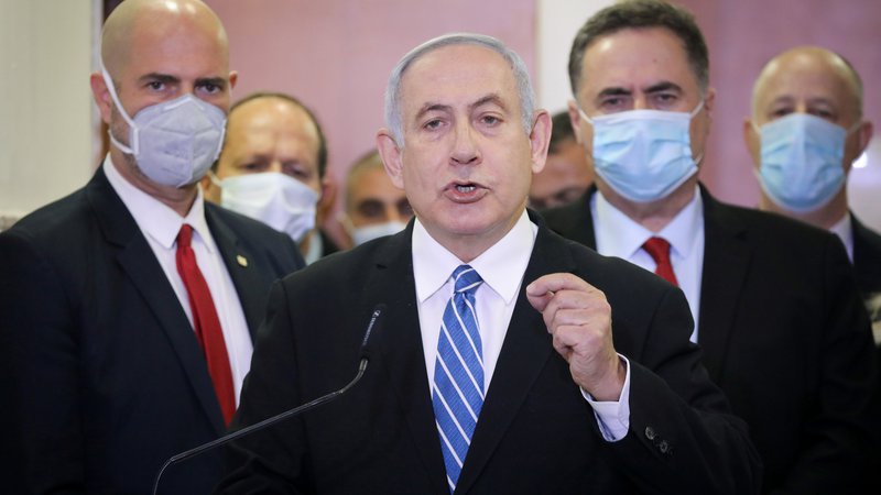 Fotografija: Benjamin Netanjahu je na sodišče prispel v spremstvu telesnih stražarjev, pred obravnavo pa je spregovoril za medije. FOTO: Reuters