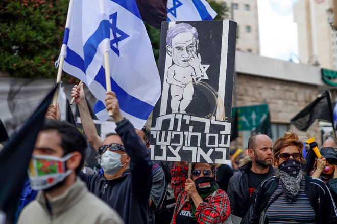 Nasprotniki aktualnega izraelskega predsednika vlade so se danes zbrali pred stavbo sodišča v Jeruzalemu. FOTO: Emmanuel Dunand/AFP