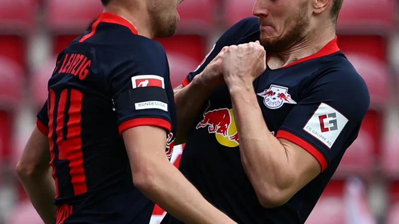 Fotografija: Kevin Kampl (levo) se je takole s Timom Wernerjem veselil visoke zmage Leipziga v Mainzu. FOTO: AFP
