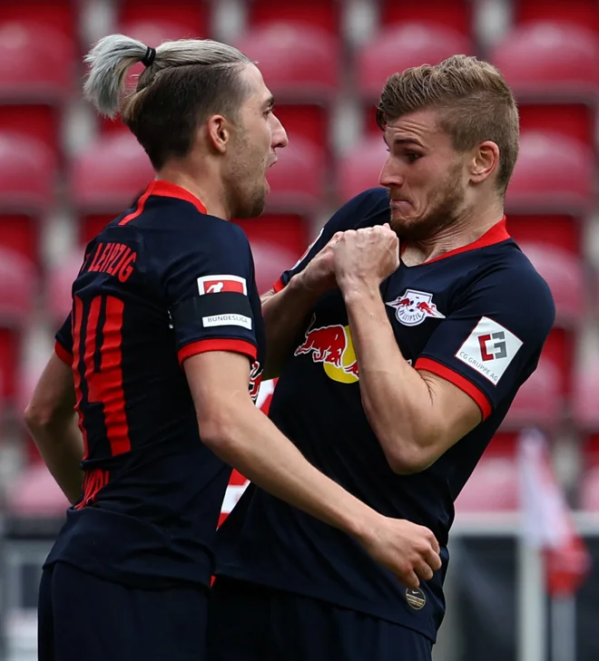 Kevin Kampl (levo) se je takole s Timom Wernerjem veselil visoke zmage Leipziga v Mainzu. FOTO: AFP