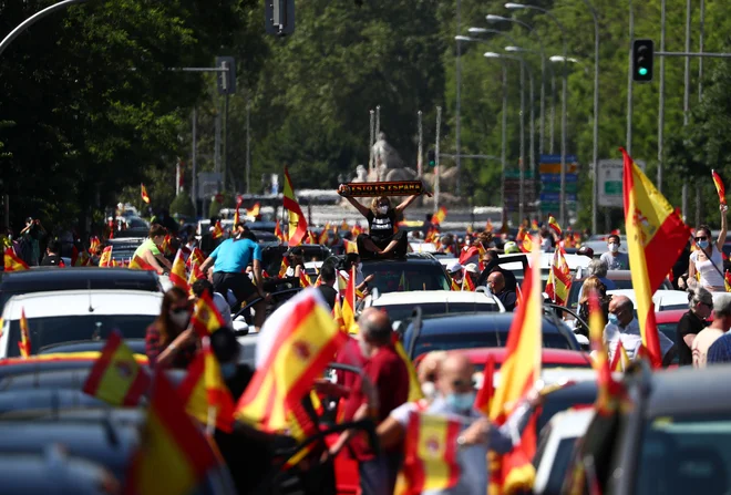 Približno šest tisoč avtomobilov in motornih koles je včeraj zasedlo središče Madrida na protestih skrajne desnice. Foto: Reuters