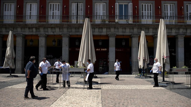 Fotografija: Bari na madridskem trgu Plaza Mayor bodo lahko jutri po več kot dveh mesecih spet sprejele prve goste. Foto: Afp