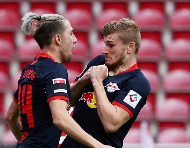 Ob Timu Wernerju (desno), strelcu treh golov za Leipzig, je vidno vlogo včeraj odigral tudi nekdanji slovenski reprezentant Kevin Kampl. FOTO: Reuters