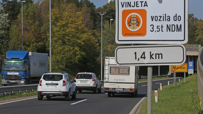 Avtocestne vinjete naj bi tudi tokrat po avstrijskem zgledu vezali na registrske tablice. FOTO: Tadej Regent/Delo