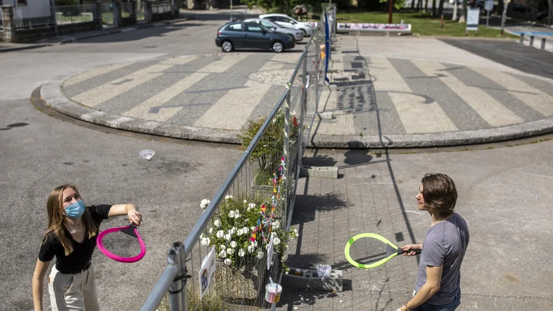 Fotografija: Če je že meja, naj bo še tekma. FOTO:  Voranc Vogel/Delo