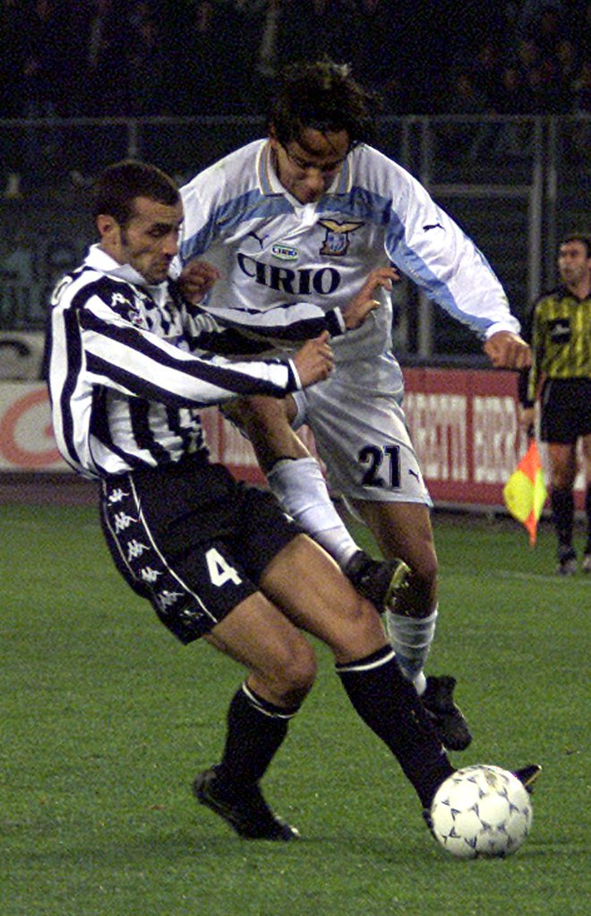 Simone Inzaghi je kot napadalec Lazia v šampionski sezoni 1999/2000 bil boj za krono z Juventusom in njegovim branilcem Paolom Monterom. FOTO: Reuters