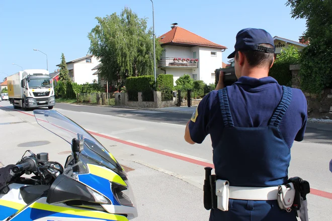 Sicer so policisti v zadnjih 24 urah obravnavali 63 prometnih nesreč. FOTO: Delo