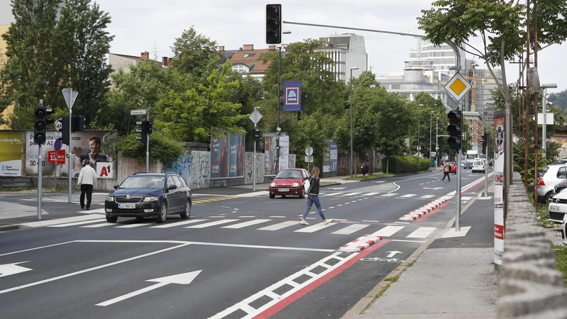 Fotografija: Na severni strani Masarykove, ki je že obnovljena med Trgom OF in Metelkovo, je kolesarska steza ob vozišču, na južni strani je še vedno na pločniku. FOTO: Leon Vidic/Delo