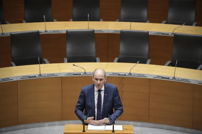 Premier Janez Janša je odzivu na poslansko vprašanje poslanke Levice Violete Tomić o protestih proti vladni politiki, pospremljeno z očitki na račun njegove osebnosti in ravnanja, ocenil, da prebrano niti ne zahteva odgovora. FOTO: Uroš Hočevar