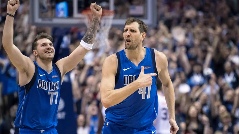 Fotografija: Dallasov legendarni as Dirk Nowitzki (desno) je po upokojitvi prepustil krmilo moštva Luki Dončiću. FOTO: Reuters