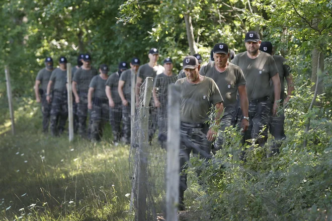 Za prekršek izvajanje nadzora državne meje ali oviranje nadzora policije predlog zakona predvideva globo 1000 evrov, če pa dejanje stori skupina več kot dveh oseb pa globa znaša 1500 evrov. FOTO: Leon Vidic/Delo