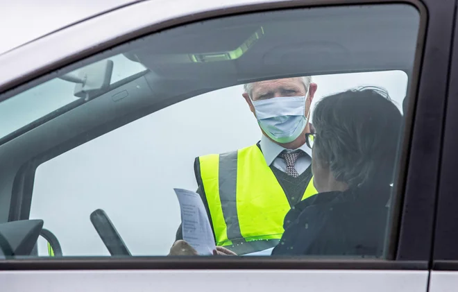 Irska je ukrepe za zajezitev epidemije začela rahljati pred tednom dni - na delo so se med drugim lahko vrnili tisti, ki službo opravljajo zunaj, odprle so se nekatere trgovine, znova je bilo mogoče igrati nekatere športe, kot sta tenis in golf. FOTO:&nbs