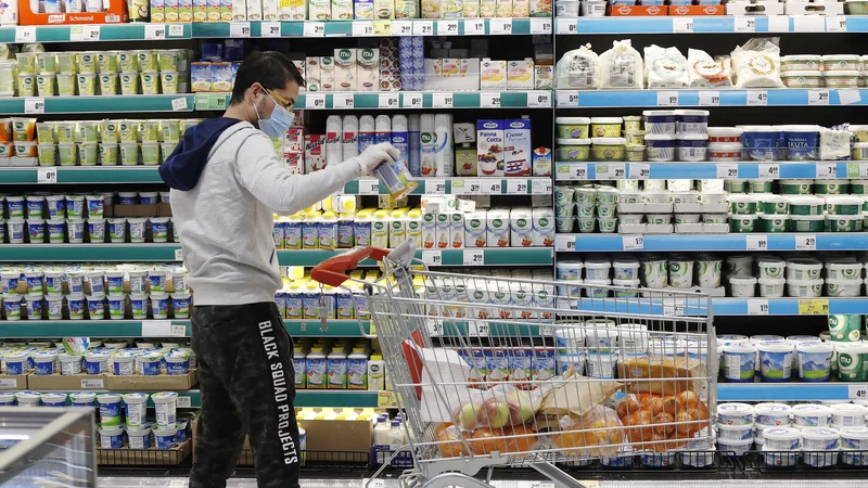 Fotografija: Vlada meni, da zaradi posledic epidemije na gospodarstvo, predlog zakona, ki predvideva zaprtje trgovin ob nedeljahtudi po koncu omejitvenih ukrepov, trenutno ni primeren za obravnavo v DZ. FOTO: Leon Vidic/Delo